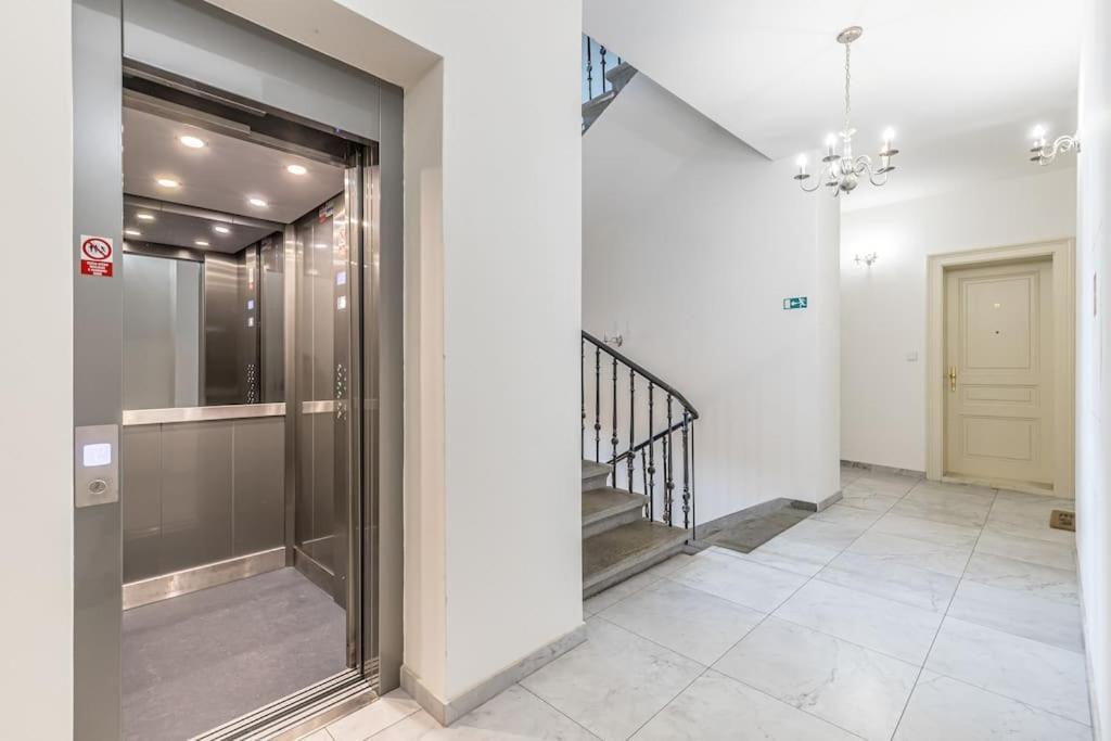 Cozy Quiet New Apartment In Karlin Square Prag Exteriör bild