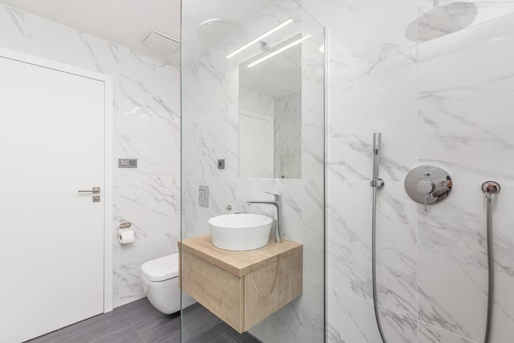 Cozy Quiet New Apartment In Karlin Square Prag Exteriör bild